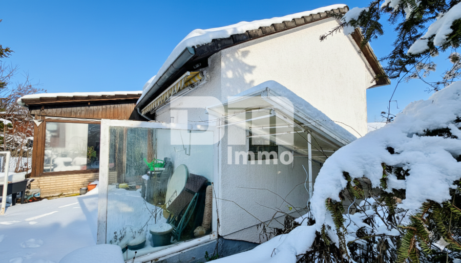 Umfangreich saniertes EFH inkl. PV-Anlage, Terrasse, Wintergarten und Garage + Panoramablick - Seitenansicht